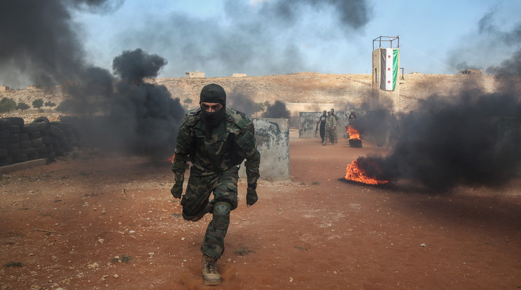 Szíria: a Jaysh al-Izza nevű lázadó csoport katonája a kiképzés utáni bemutatón / Fotó: Northfoto