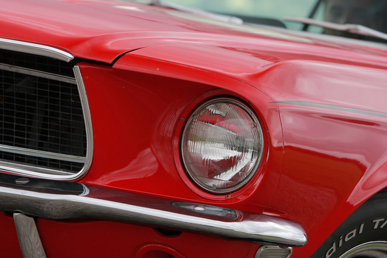 Ford Mustang I kontra Mustang V: klub koni mechanicznych