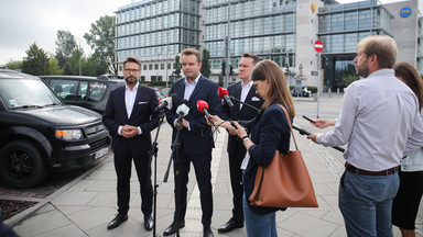 PiS uderza w TVN przed siedzibą stacji. "Stawiamy pytanie"