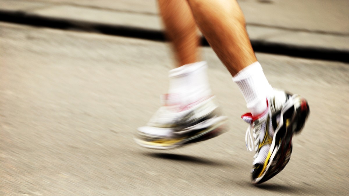 Dariusz Strychalski, ultramaratończyk z niepełnosprawnością, chce przebiec 111 km w Himalajach. Zbiera w internecie pieniądze na start w tym biegu, akcji przyświeca hasło "ultramaratON w chmurach". Jak sam mówi, bieganie to cel, który znalazł po wypadku.