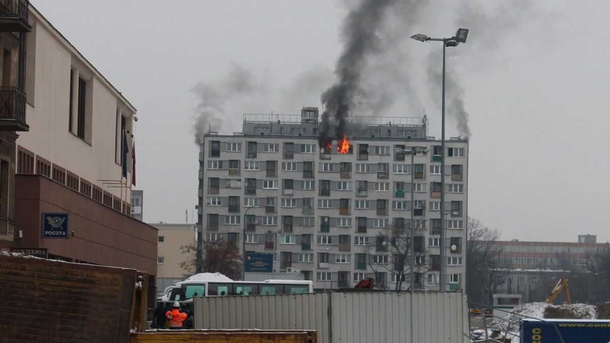 Płomienie wychodzące z okien mieszkania na ósmym piętrze bloku i kłęby czarnego dymu - taki widok można było obserwować w środę na warszawskiej Pradze. W jednym z wieżowców wybuchł pożar. Na szczęście właścicielka mieszkania zdążyła uciec.