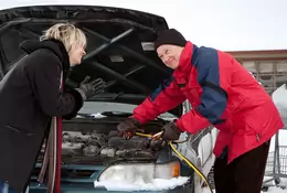 Jak uruchomić auto z rozładowanym akumulatorem?