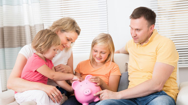 CBOS: blisko połowa Polaków pieniądze z 500 plus wydaje na potrzeby całej rodziny