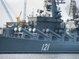 Krążownik Moskwa w porcie w Sewastopolu. Zdjęcie z roku 2011. Ukraińcy zatopili Moskwę 13 kwietnia 2022 r.