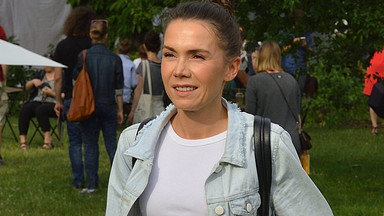 Olga Bołądź ruszyła na pomoc uchodźcom. Rozdała im ubrania