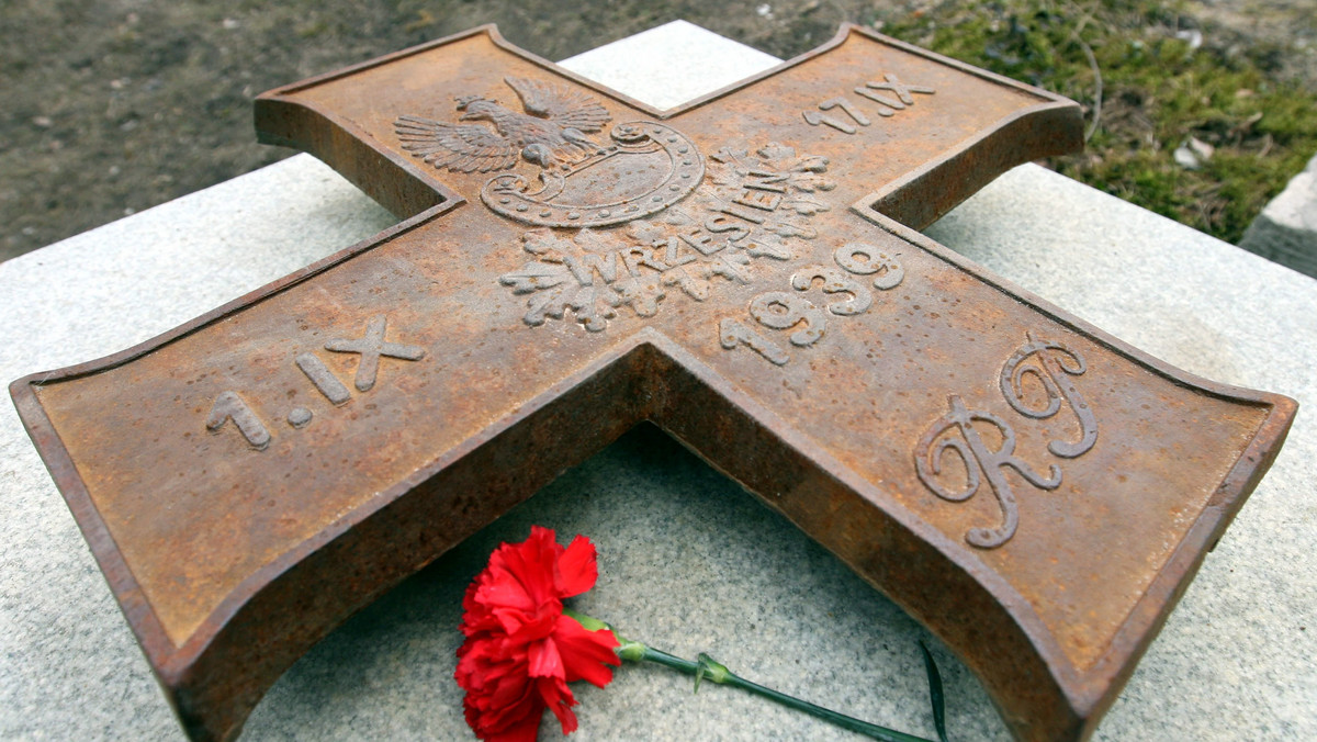 Moskiewski Sąd Miejski odroczył do 2 listopada rozpatrywanie skargi stowarzyszenia Memoriał na utajnienie postanowienia Głównej Prokuratury Wojskowej (GPW) Rosji z 21 września 2004 roku o umorzeniu śledztwa w sprawie mordu NKWD na polskich oficerach w 1940 r.