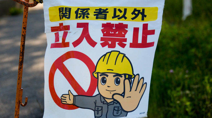 Radioakítv veszélyre figyelmeztető, átjárást tiltó tábla Japánban, Fukusimánál /Fotó: Northfoto
