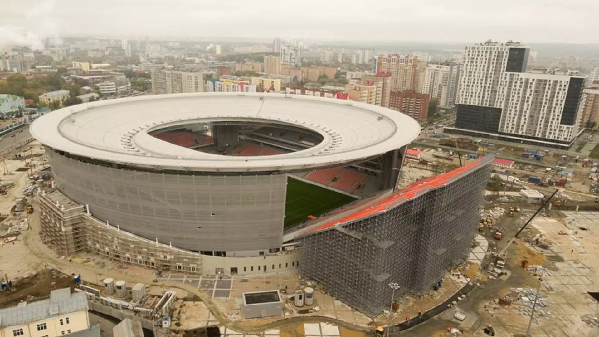 Rosyjski stadion nie spełniał norm FIFA, więc dołożyli trybuny... poza stadionem. Jak wygląda murawa z tej perspektywy? [ZDJĘCIA]