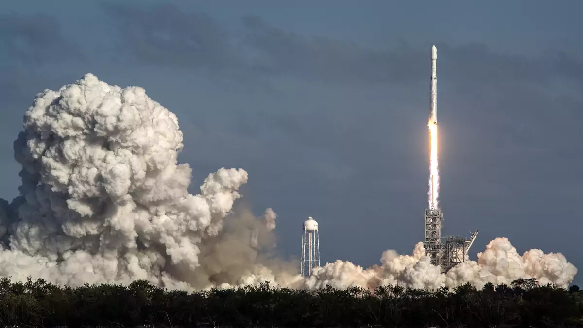 epa06501146 - USA FALCON HEAVY ROCKET LAUNCH (SpaceX Falcon Heavy rocket launch)
