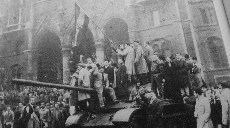 A Kossuth téren többen a tankokra mászva ünnepelték a forradalmat /Fotó: Fortepan/ Tóth Szabolcs