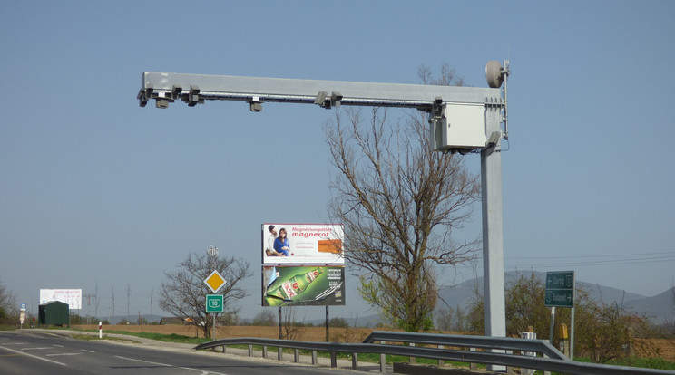 VÉDA ellenőrző pont az üzembe helyezés napján a 10-es főút solymári szakaszán /Fotó: Wikipédia
