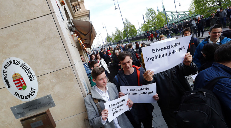 Az őrizetbe vett tiltakozókért tüntetnek  /Fotó: Fuszek Gábor