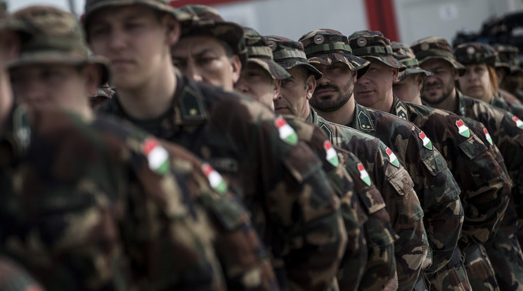 A korábbi hírek szerint a szolgálatvállalási kényszer alól a nők számára sem lenne kibúvó / Fotó: AFP