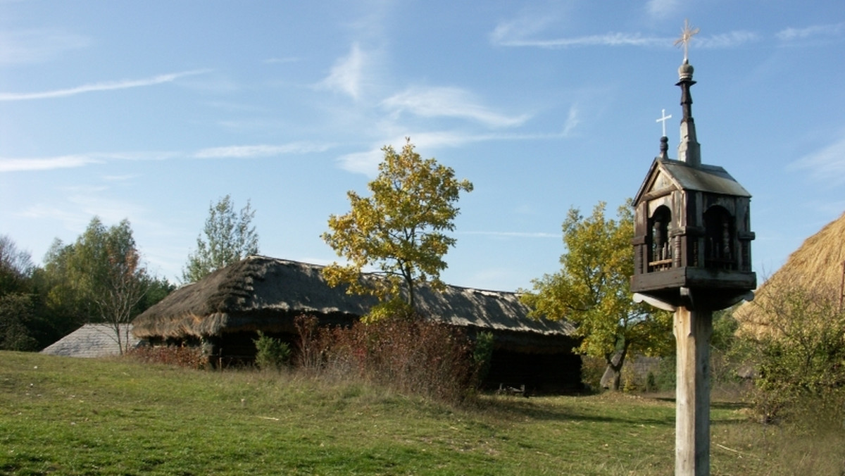 Tradycje ludowe i zapomniane zawody - to przykłady tematów questów, czyli szlaków z zagadkami turystycznymi, przygotowywanych dla zwiedzających Park Etnograficzny w Tokarni koło Kielc. Pierwsze ścieżki zostaną udostępnione w maju.