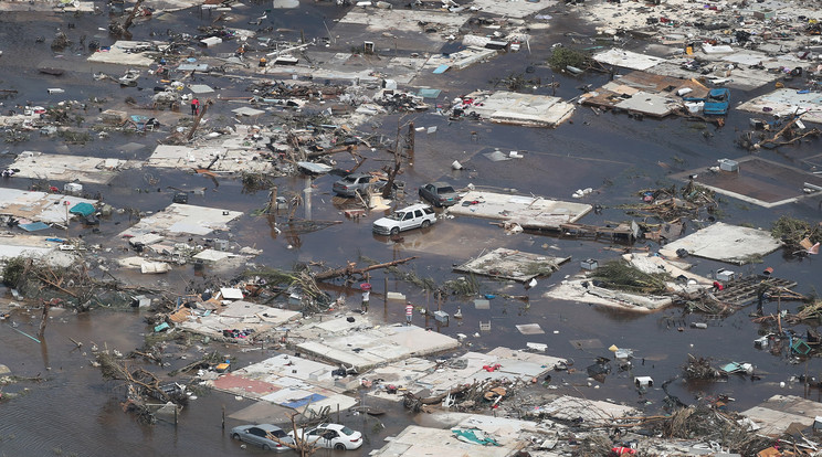 Több ezer ház dőlt össze a hatalmas szél által felkorbácsolt hullámok miatt /Fotó: Getty Images