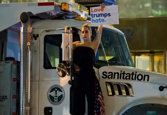 Lady Gaga protestuje na ulicy przeciwko wygranej Trumpa. "Módlcie się za Amerykę"