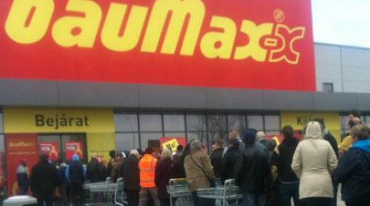 Vége! Megrohanták a vásárlók a magyar BauMax áruházakat!