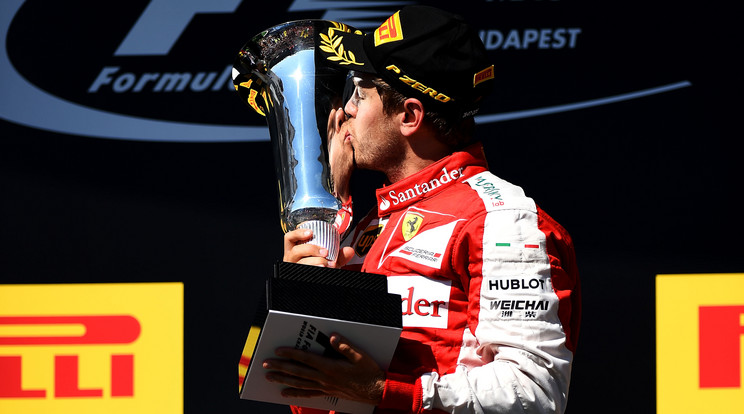 A Ferrari versenyzője idén is megpuszilná
a győztesnek járó trófeát /Fotó: Europress-Getty Images