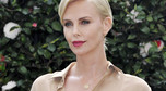 Charlize Theron eksponuje długie nogi