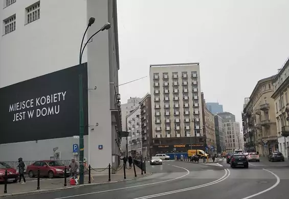 "Miejsce kobiety jest w domu". Kontrowersyjny billboard Netfliksa w centrum Warszawy