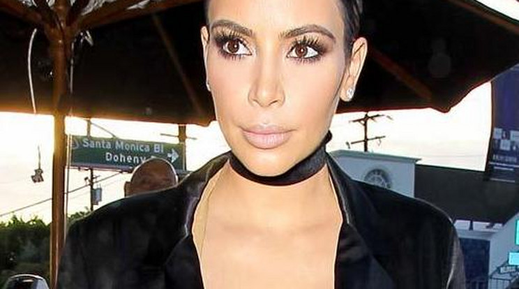 Merész dekoltázst villantott a várandós Kim Kardashian