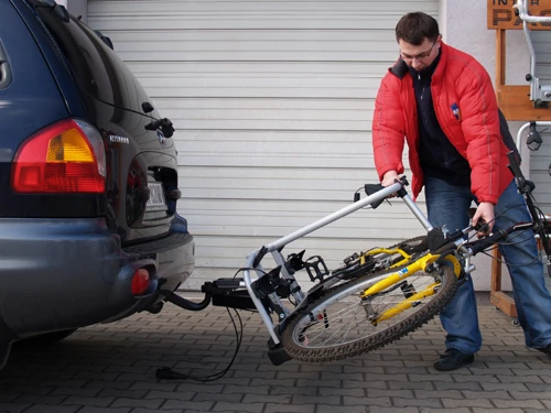 Bagażnik rowerowy: Radzimy jak bezpiecznie przewieźć rower autem