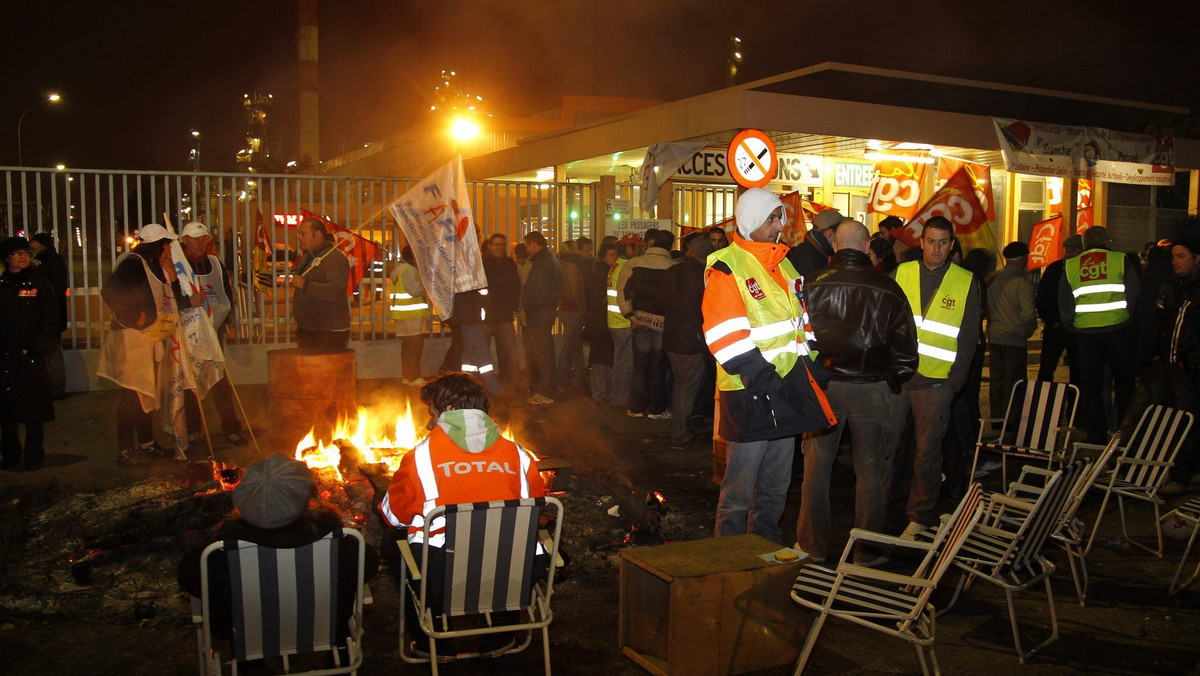 Trwający w całej Francji kolejny dzień strajków przeciw reformie emerytalnej powoduje coraz większe problemy kierowców z tankowaniem paliwa. Protesty mocno zakłócają ruch lotniczy i kolejowy oraz zajęcia w szkołach.