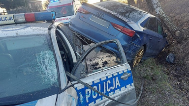 Pościg za 24-latkiem. Próbował przejechać policjantów, padły strzały