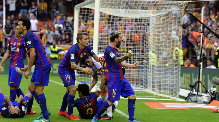 Suarez és Neymar a földön, Messi (jobbra) örjöng - pillanatkép a Barcelona valenciai ünnepléséről /Fotó: AFP