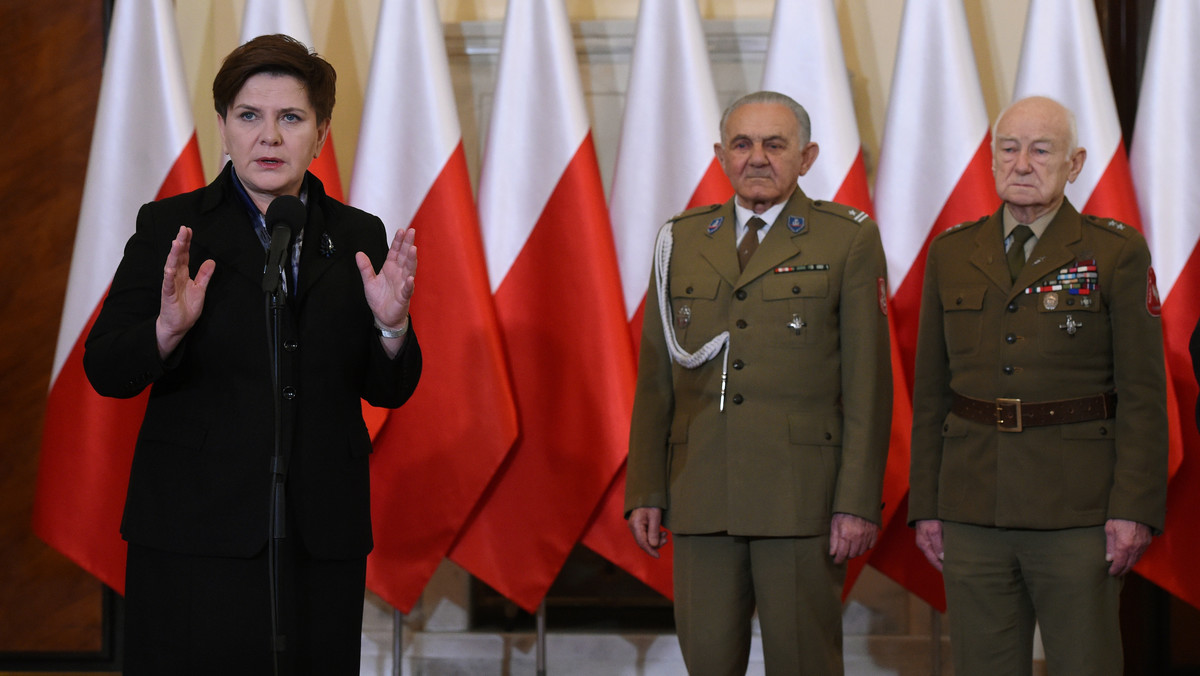 – Obowiązkiem naszym jest, byśmy przywracali pamięć, przekazywali kolejnym pokoleniom prawdę o niezłomnych żołnierzach, których najwyższą wartością była ojczyzna – mówiła dzisiaj premier Beata Szydło podczas spotkania z czterema oficerami, Żołnierzami Wyklętymi. Dodała, że święto może być obchodzone dzięki Lechowi Kaczyńskiemu.