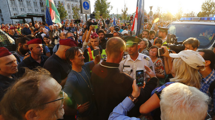 Rendőrök már tegnap is voltak a Bem téren téren, de csak ma hajnalban vitték el azokat,akik átvonultak a Kossuth térre és nem akartak hazamenni / Fotó: Fuszek Gábor