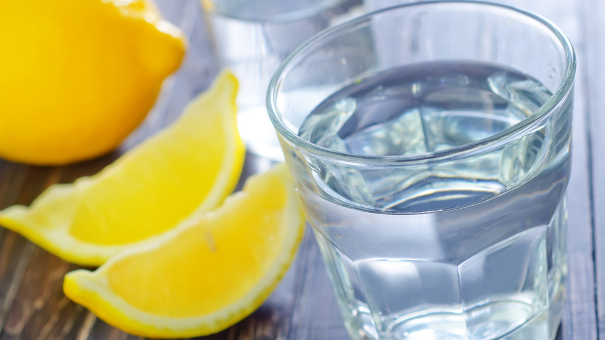 Woda z cytryną wspomaga pracę układu pokarmowego, samooczyszczanie się organizmu z toksyn, obniża poziom cholesterolu