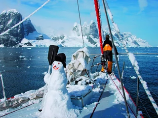 Warunki na rejsach na Półwysep Antarktyczny determinuje trudna do przewidzenia pogoda i przemieszczający się lód. Sztormy nadchodzą niespodziewanie, a konsekwencje pojawienia się nagłego silnego wiatru mogą być bardzo niebezpieczne