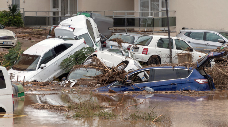 Pusztítás: A szabadtéren parkoló autók többségét elsodorta és tönkretette az árvíz /Fotó: MTI EPA Cati Cladera