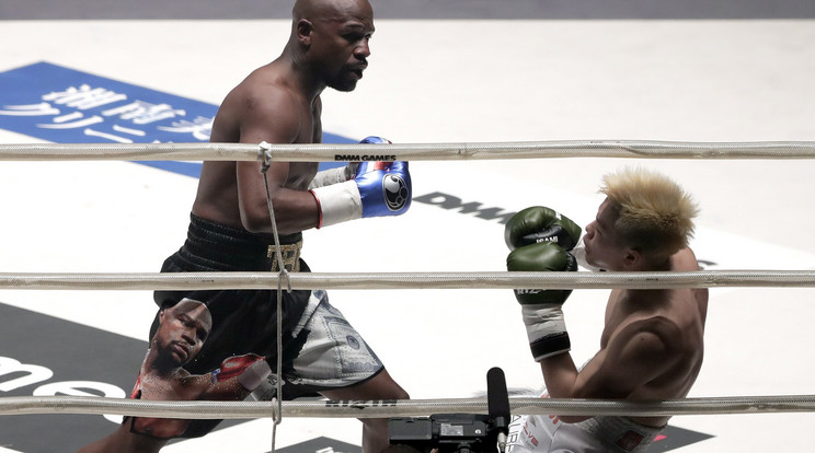 Mayweather (balra) 2 perc alatt végzett japán ellenfelével /Fotó: MTI-EPA - Ota Kijosi