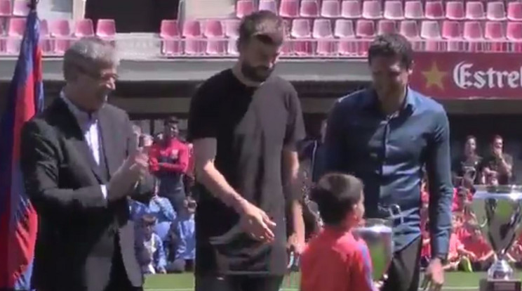 A kissrácot nem érdekelte, hogy Piqué nyújtja a kezét