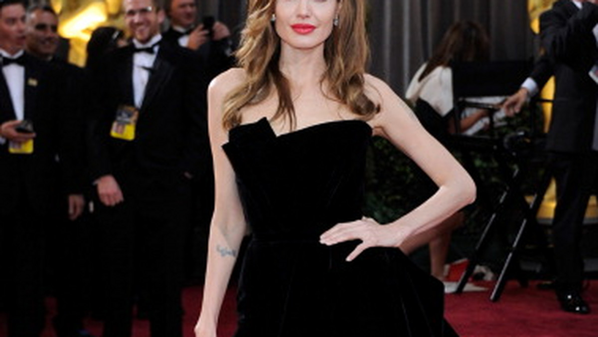 Angelina Jolie ma dość żartów na temat pozy, którą przybrała na czerwonym dywanie przed galą rozdania Oscarów.