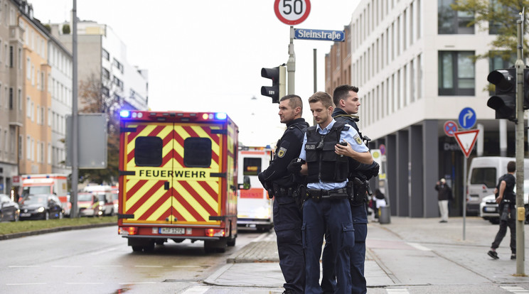 Rendőrök zárják le a müncheni Rosenheimer teret, ahol több embert megsebesített egy ismeretlen késes támadó  / Fotó: MTI