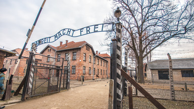 Od kwietnia zwiedzanie Muzeum Auschwitz w godzinach szczytu tylko w grupach