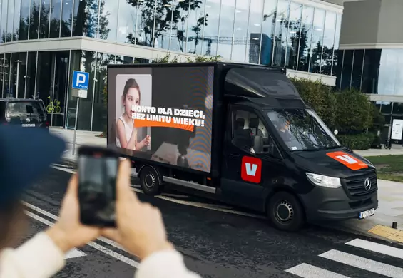 Niepokojąca ciężarówka w Warszawie. "Konto dla dzieci bez limitu"
