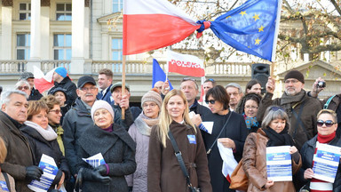 Czerwone kartki na placu Wolności, czyli kolejna manifestacja Strażników Demokracji