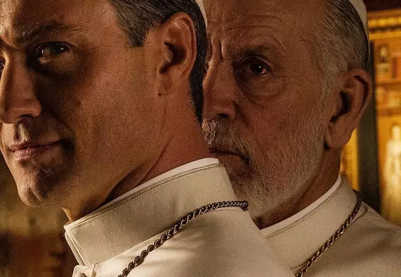 Jude Law i John Malkovich na pierwszym zdjęciu z kontynuacji serialu "Młody papież"