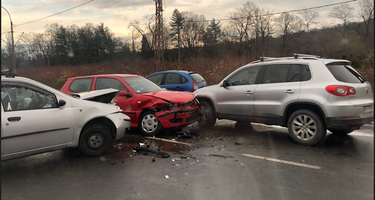 Sudar Tri Automobila U Ulici Patrijarha Pavla Nema Povre Enih Stvara