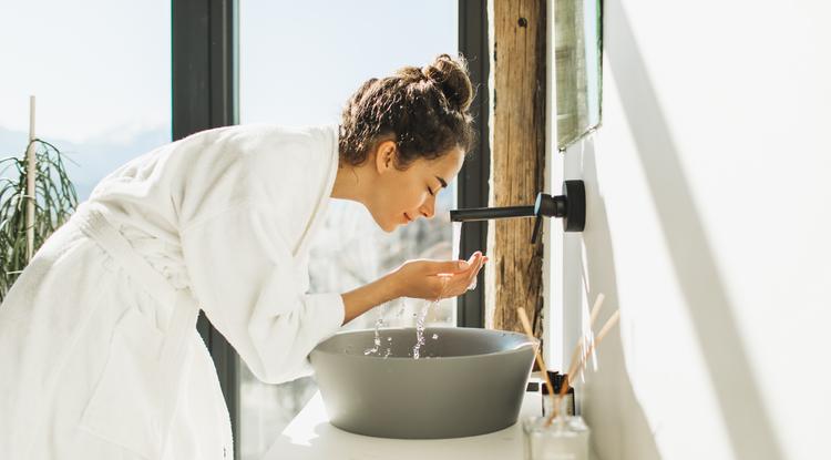 Íme a válasz arra, hogy szabad-e arcot mosni fürdés során. Fotó: Getty Images