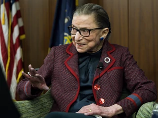 Ruth Bader Ginsburg zmarła w wieku 87 lat. Była drugą w historii kobietą powołaną do pełnienia funkcji sędziego Sądu Najwyższego Stanów Zjednoczonych