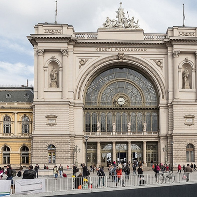 Döbbenetes videó: Így hömpölygött a víz a Keleti pályaudvarnál