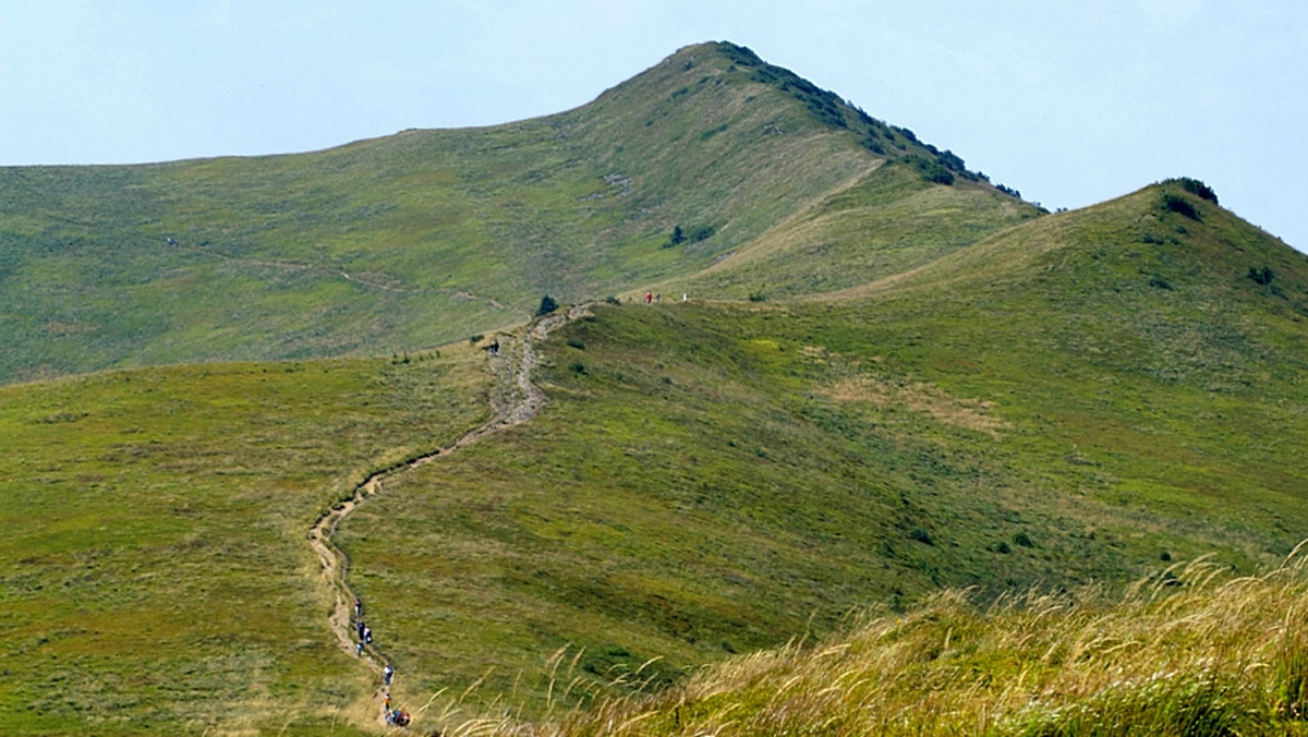 Bieszczady - ta nazwa nie dawała mi spokoju już od najmłodszych lat. O tych tajemniczych, dzikich i pustych górach słyszałem na pierwszych lekcjach geografii, były też one częstym tematem wieczornych opowieści słuchanych w schroniskach podczas najwcześniejszych wycieczek w Beskid Mały, Śląski i Żywiecki.