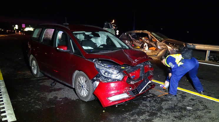 A balesetben egy nő meghalt, a vele egy autóban utazók közül egy férfi és egy gyermek súlyosan, a másik járműben egy férfi könnyebben sérült meg /Fotó: MTI - Donka Ferenc