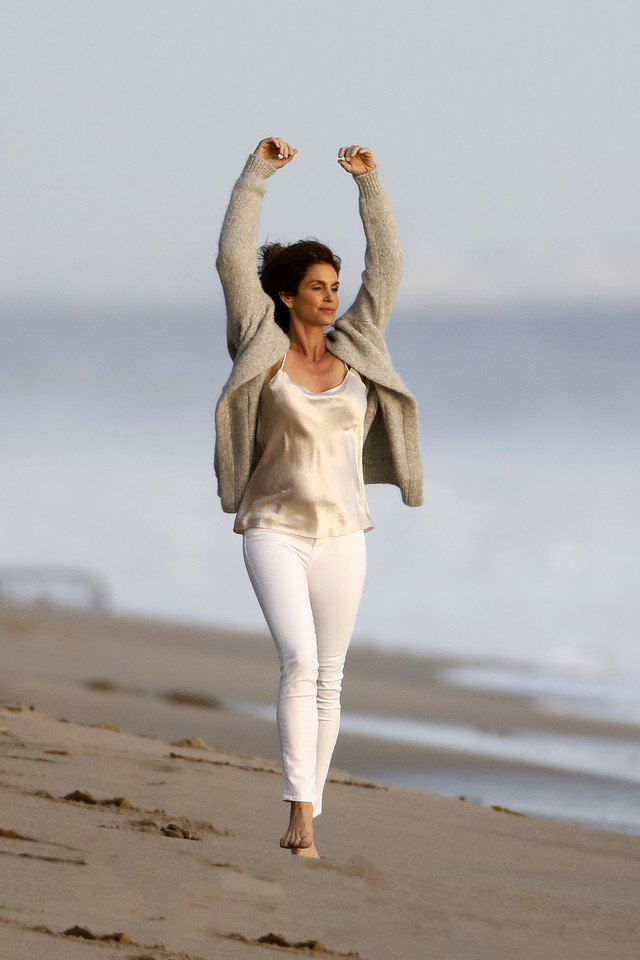 51-letnia Cindy Crawford na plaży