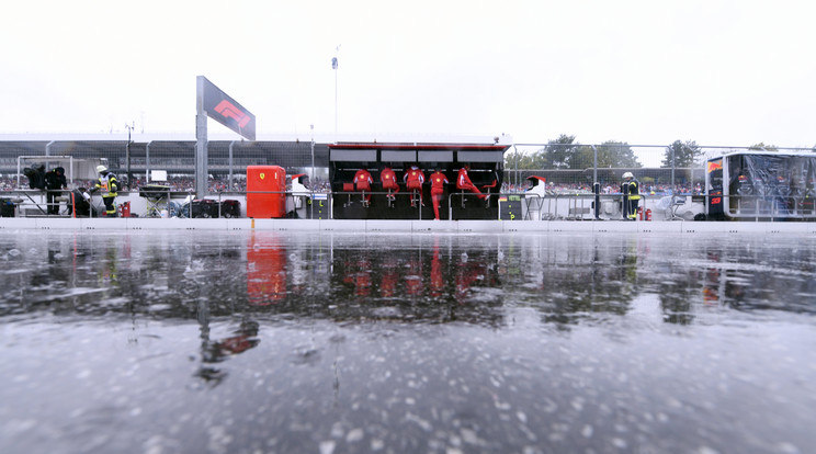 A múlt vasárnapi Német 
Nagydíjon özönvízszerű esőzés volt, csak későn tudták elkezdeni
a pakolást /Fotó: MTI/AP-JENS MEYER